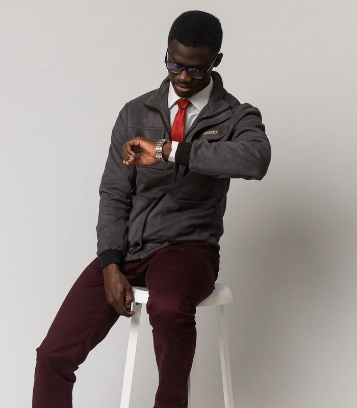 Portrait d'Abdourahmane Diallo en studio, cravate rouge