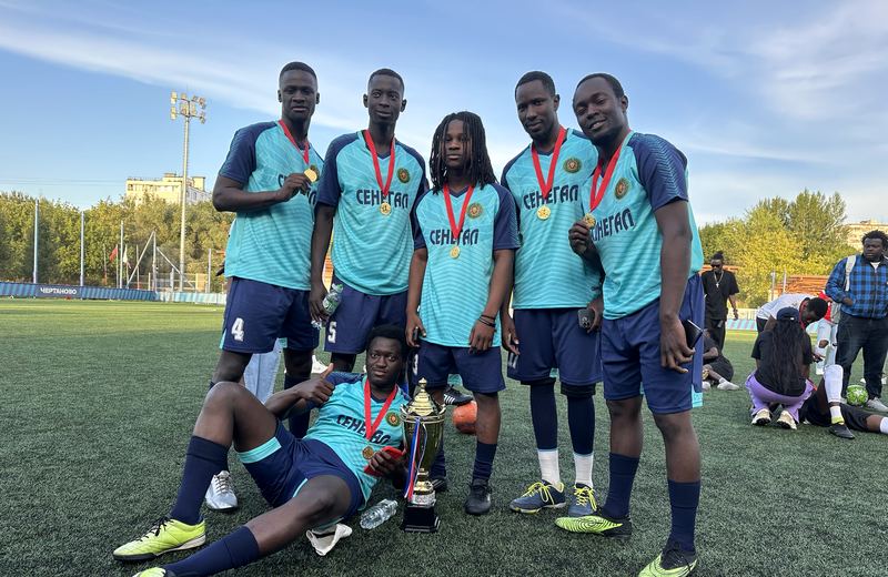 L'équipe de football du Sénégal avec ses médailles et un trophée
