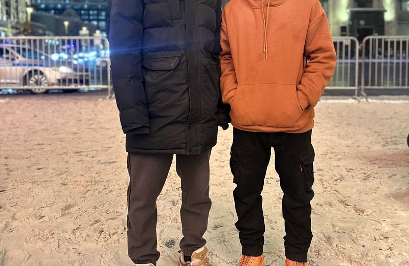 Deux étudiants dans Moscou sous la neige, la nuit
